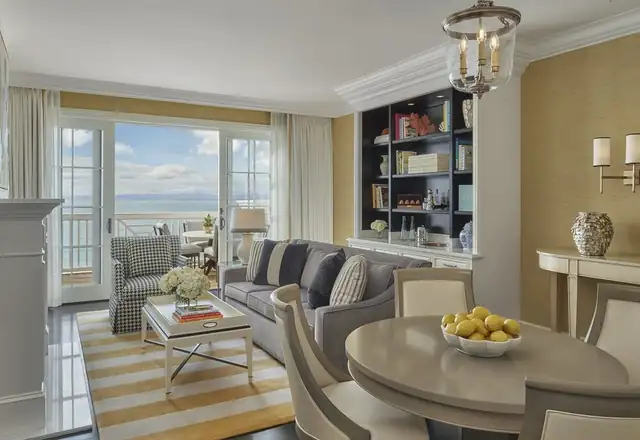 Rosewood Miramar Beach à Montecito, salon moderne avec canapé et fauteuils