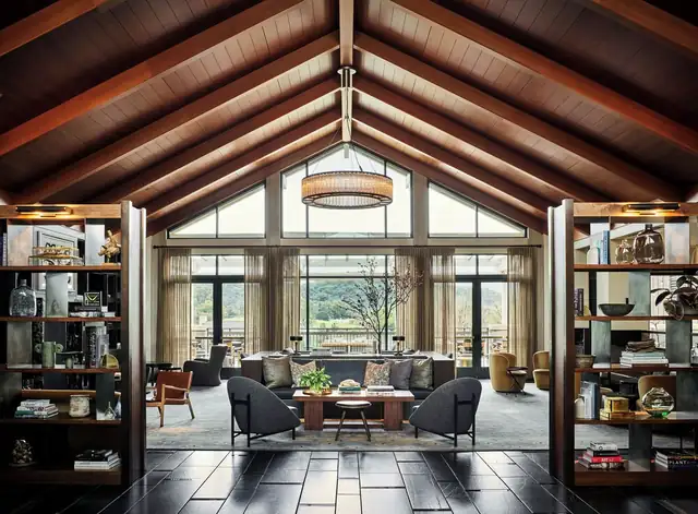 Rosewood Sand Hill à Palo Alto, salon au haut plafond et grandes baies vitrées
