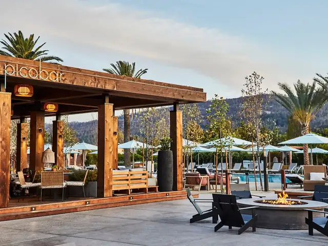 Solage à Calistoga, espace de détente extérieur en bois