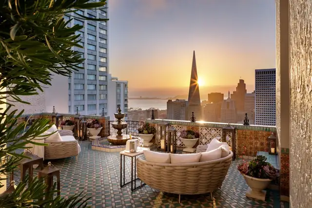 Fairmont San Francisco, terrasse avec fontaine et horizon urbain