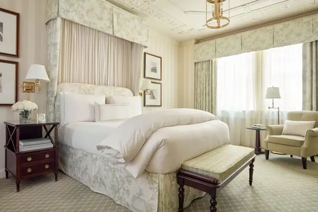 The Hay-Adams à Washington, vaste chambre avec grand lit et décor classique