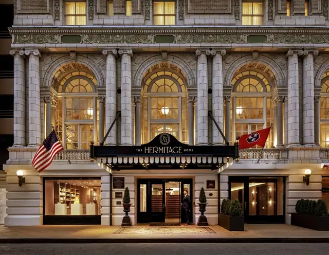 The Hermitage Hotel à Nashville, entrée avec grandes baies vitrées en arc
