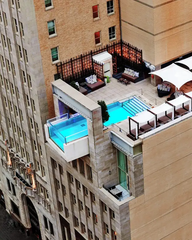 The Joule à Dallas, piscine sur le toit avec transats et espace de détente