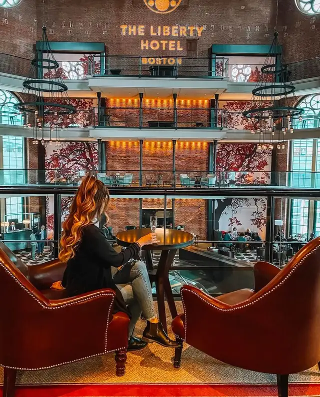 The Liberty à Boston, vaste hall au plafond haut avec lustre et fauteuils