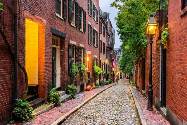 The Liberty à Boston, rue pavée bordée d'immeubles en briques
