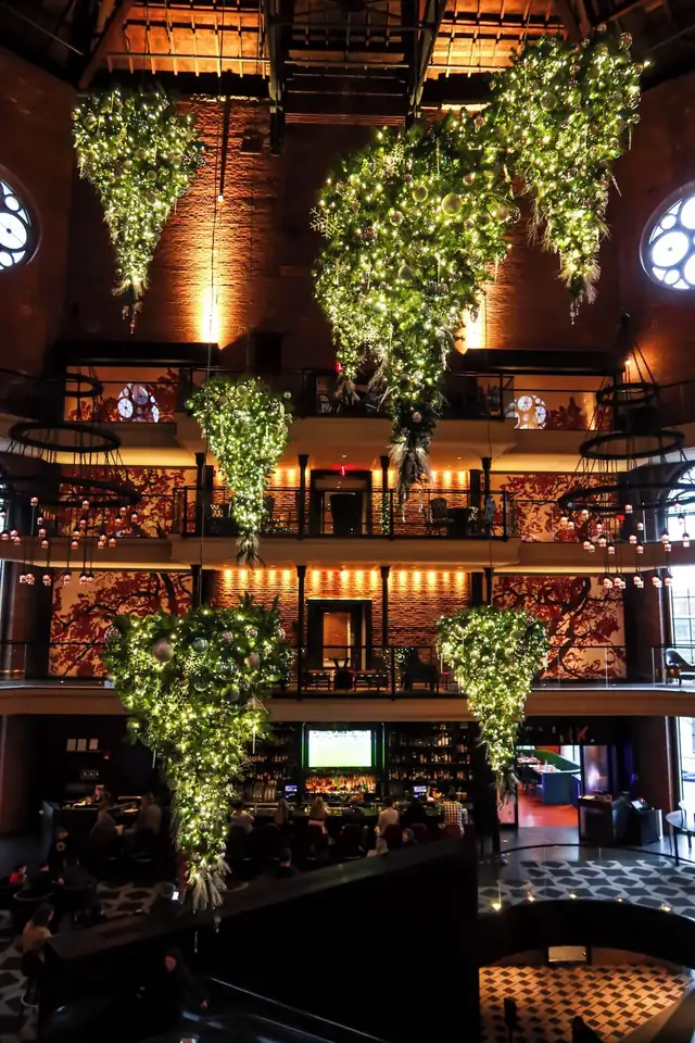 The Liberty à Boston, intérieur sur plusieurs niveaux avec plantes retombantes et comptoir
