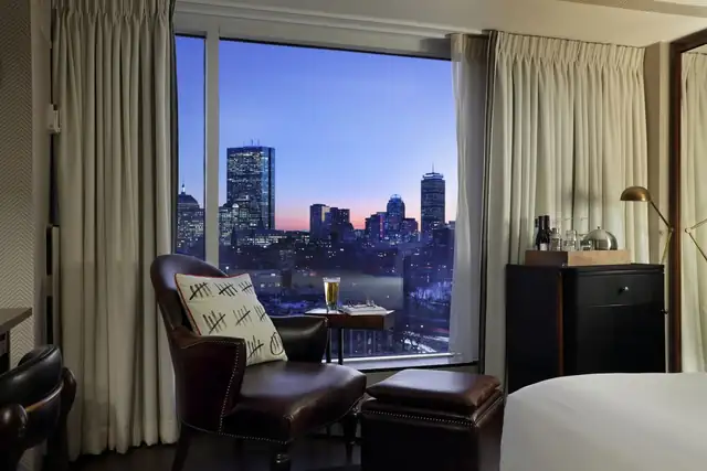 The Liberty à Boston, chambre avec grande fenêtre et vue sur la ville