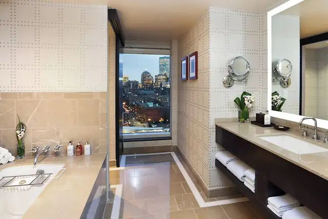 The Liberty à Boston, salle de bain moderne à double vasque et grand miroir