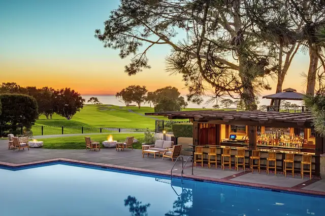 Torrey Pines Lodge à La Jolla, bar au bord de la piscine avec tables