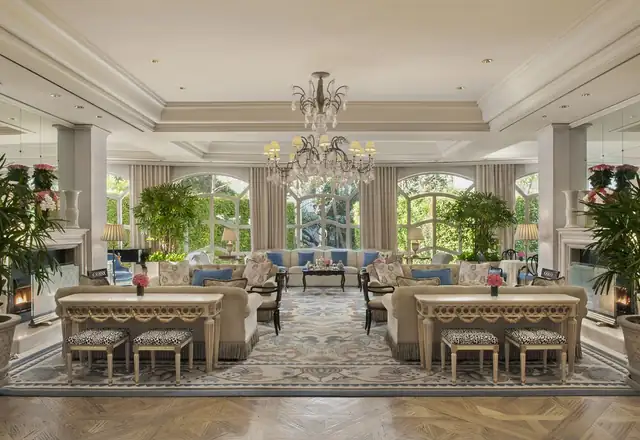 The Peninsula Beverly Hills à Los Angeles, vaste hall avec grand lustre en cristal