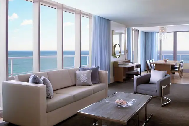 The Ritz-Carlton à Fort Lauderdale, chambre avec grand balcon et canapé