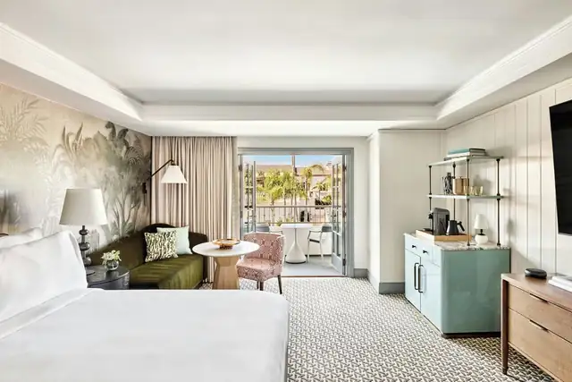 Ritz-Carlton Laguna Niguel à Dana Point, chambre avec lit, bureau et chaise