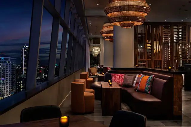 The Ritz-Carlton à Los Angeles, salon moderne avec vue sur la ville
