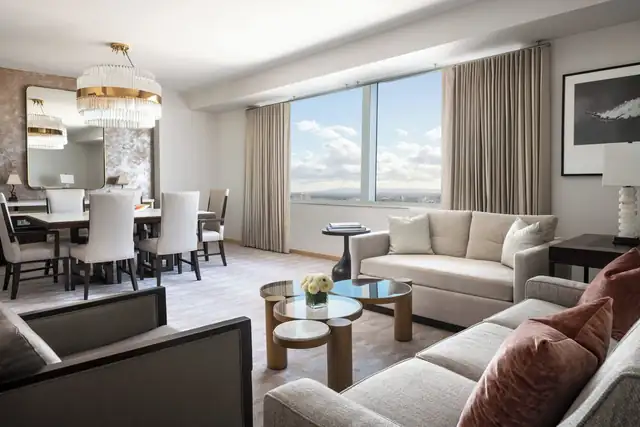 The Ritz-Carlton à Los Angeles, chambre moderne avec coin repas et canapé