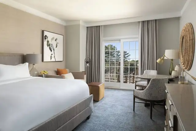 The Ritz-Carlton Reynolds à Greensboro, chambre avec grand lit, bureau et chaise