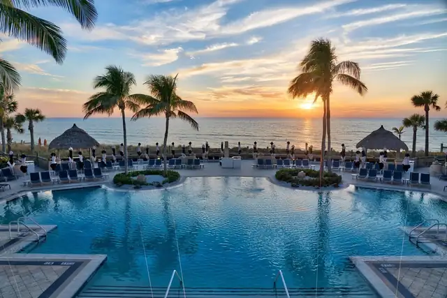 Ritz-Carlton à Sarasota, espace piscine avec transats et palmiers