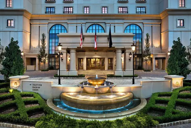 The St. Regis Atlanta à Atlanta, façade imposante avec entrée centrale