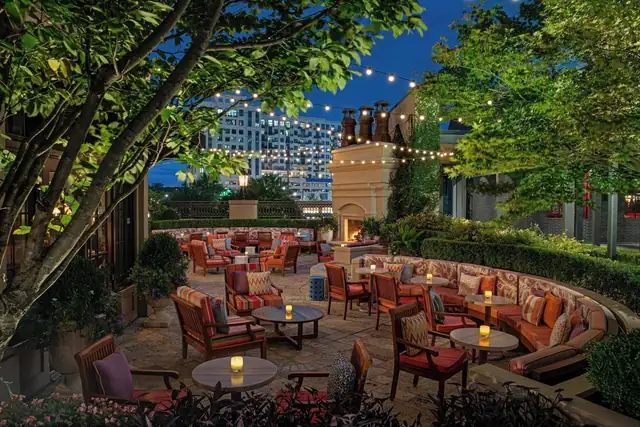 The St. Regis Atlanta à Atlanta, espace extérieur avec sièges