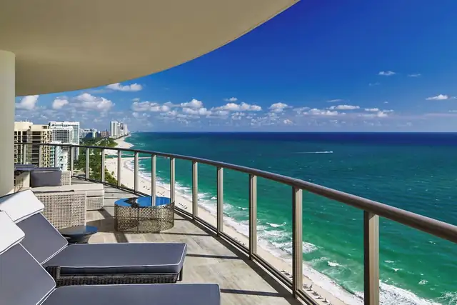 St. Regis Bal Harbour à Miami, balcon avec sièges et vue sur l'océan