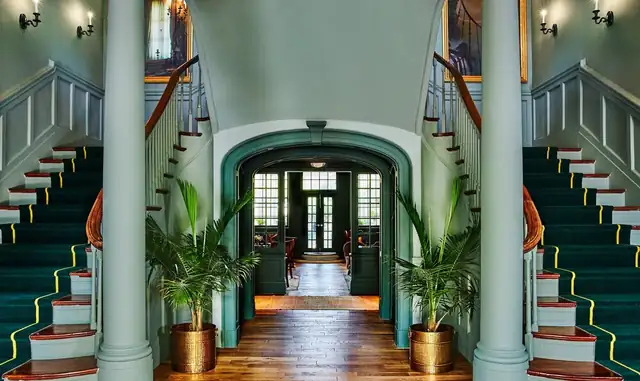 The Vanderbilt à Newport, grand couloir au parquet de bois