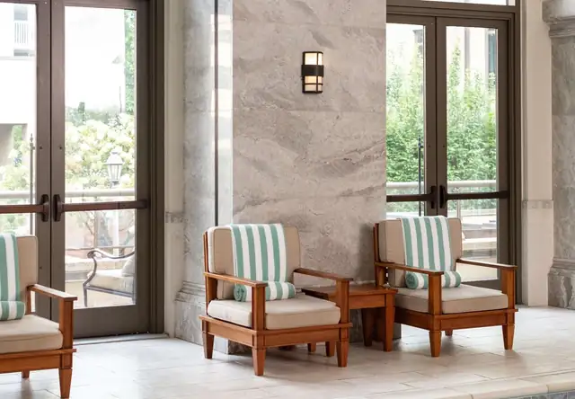 Waldorf Astoria Atlanta Buckhead à Atlanta, coin avec deux chaises en bois