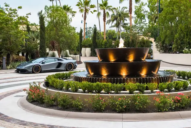 Waldorf Astoria Beverly Hills à Los Angeles, fontaine à plusieurs niveaux