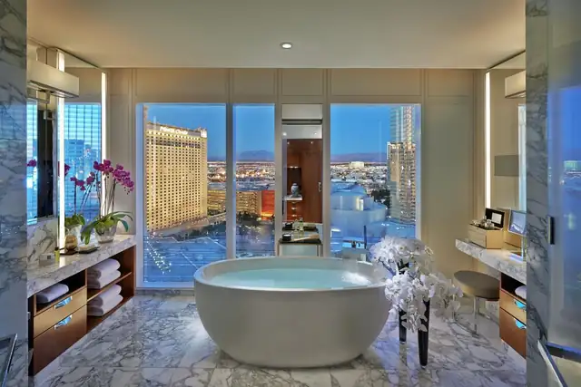 Waldorf Astoria à Las Vegas, salle de bains moderne avec grande baignoire et marbre