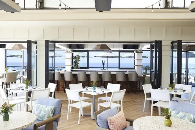 Waldorf Astoria Monarch Beach à Dana Point, vaste salle intérieure avec plusieurs tables