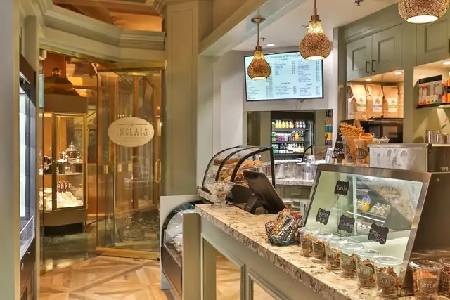 Windsor Court à La Nouvelle-Orléans, café avec menu sur ardoise et comptoir