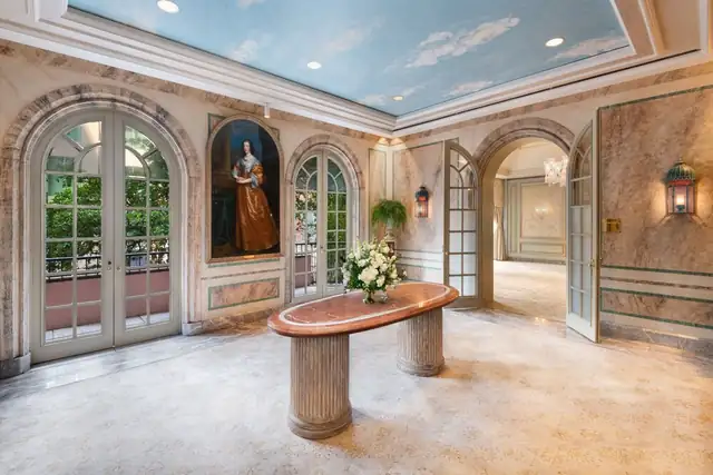 Windsor Court à La Nouvelle-Orléans, hall au sol de marbre et arches fleuries