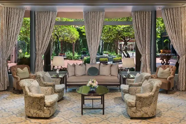 Windsor Court à La Nouvelle-Orléans, salon avec canapé, fauteuils et table basse