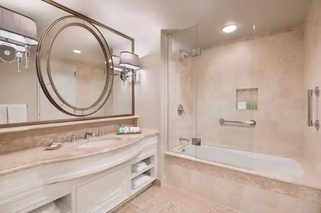 Windsor Court à La Nouvelle-Orléans, salle de bains avec grand miroir et baignoire