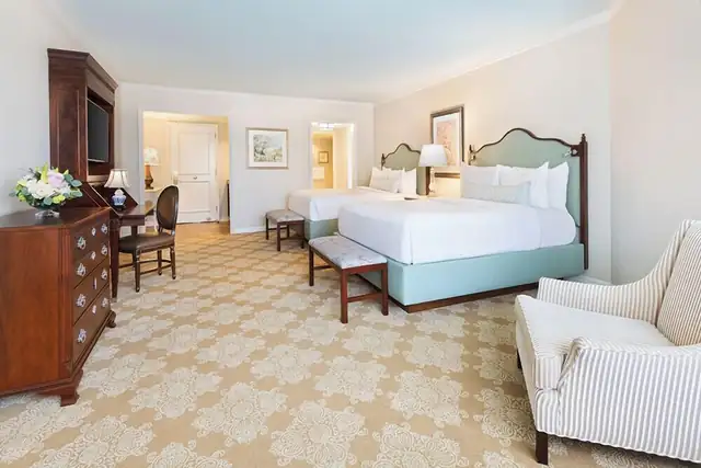 Windsor Court à La Nouvelle-Orléans, chambre avec deux lits, commode et bureau