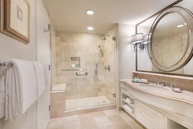 Windsor Court à La Nouvelle-Orléans, chambre avec balcon, canapé et vue sur la ville