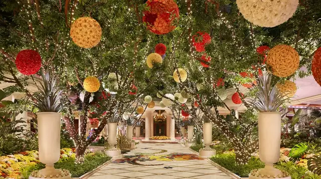 Wynn Las Vegas, imposant couloir avec arche de fleurs