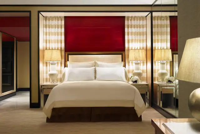 Wynn Las Vegas, chambre avec grand lit et deux tables de chevet